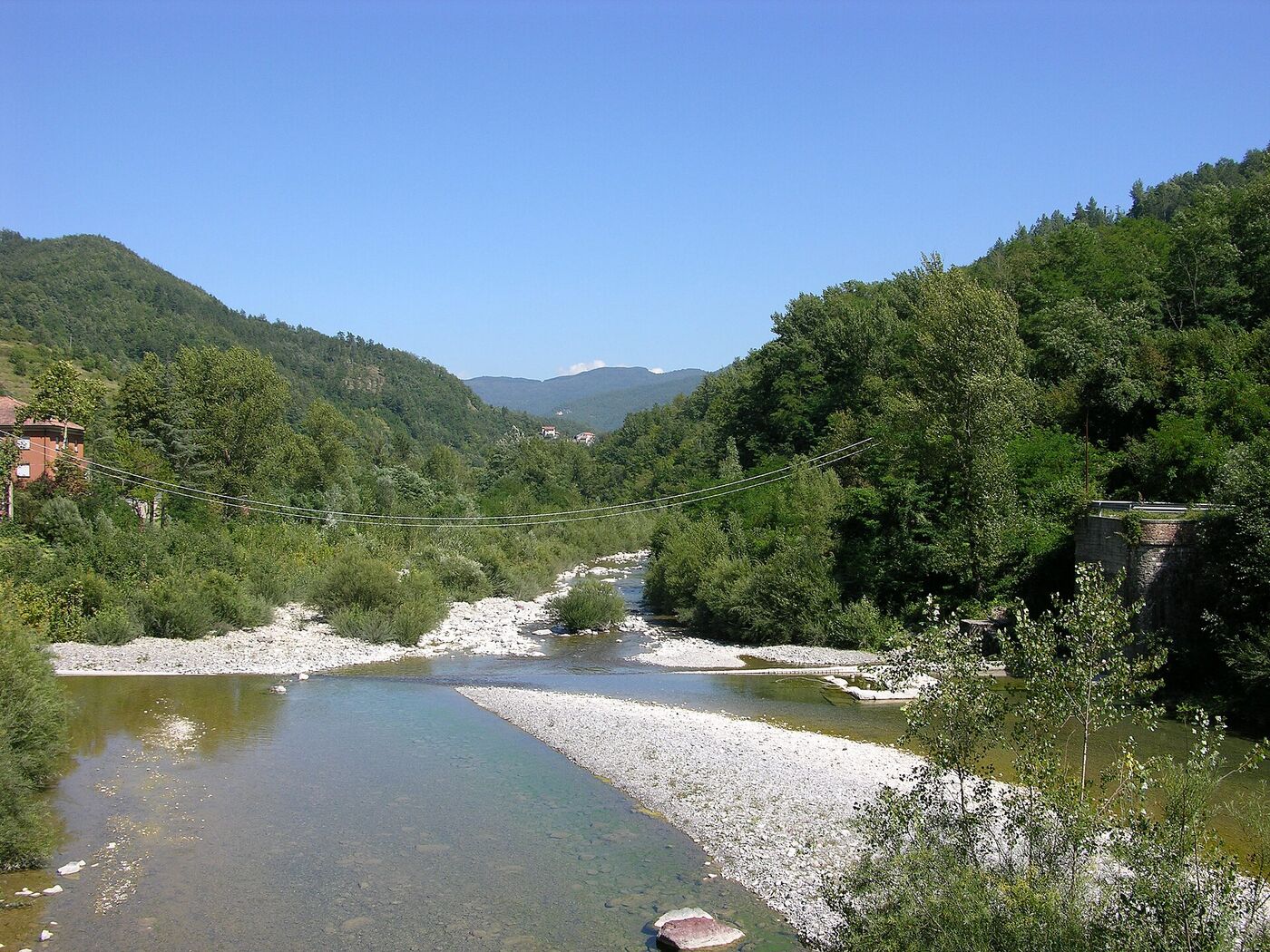 Il fiume Trebbia con le sue acque verdi tra i boschi, presso Gorreto
