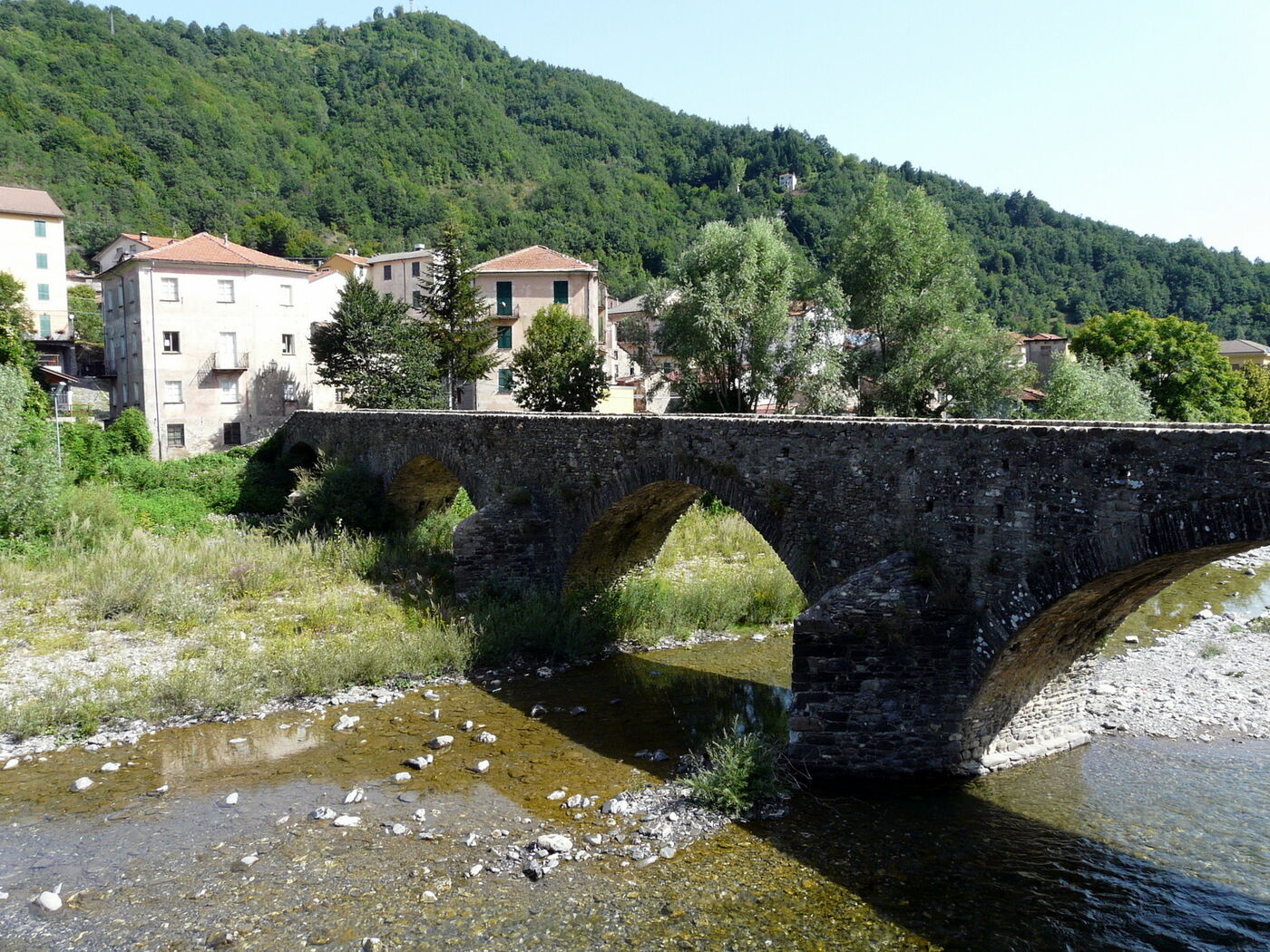 Il ponte medievale Doria sul Trebbia a Montebruno